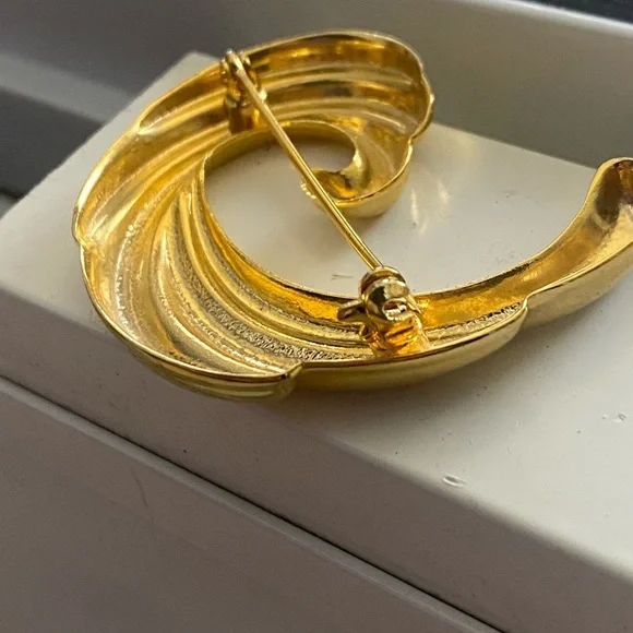 Vintage Gold Tone Swirl Brooch – Sculptural Wave Pin, Classic 80s Statement - Picture 4 of 4